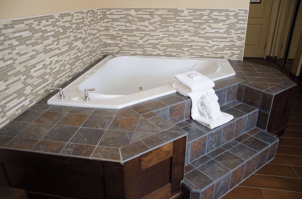 Room, 1 King Bed, Jetted Tub photo 2