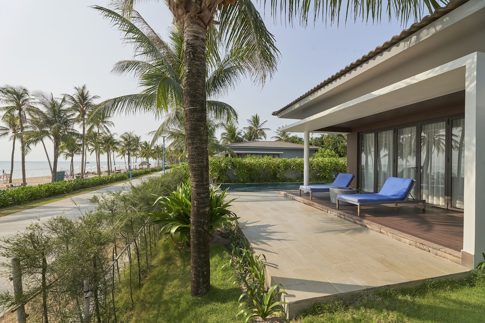 Deluxe Bungalow, 1 King Bed, Private Pool, Beachfront photo 3