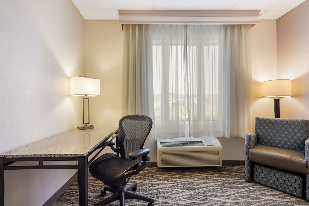 Standard Room, 1 King Bed, Accessible, Refrigerator & Microwave photo 3