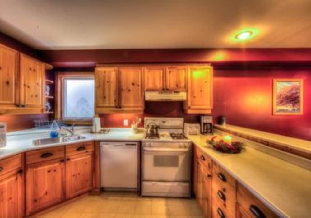 Executive Chalet, 6 Bedrooms, Hot Tub photo 2