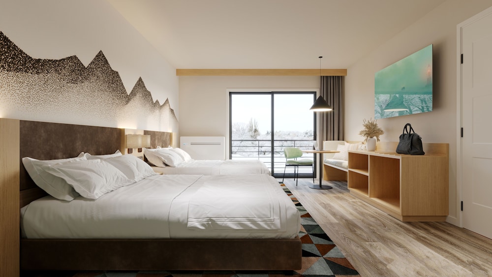 Signature room, 2 queen beds, balcony, river view