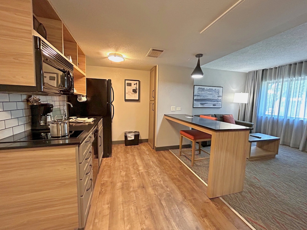Suite, 2 Bedrooms - Photo 13