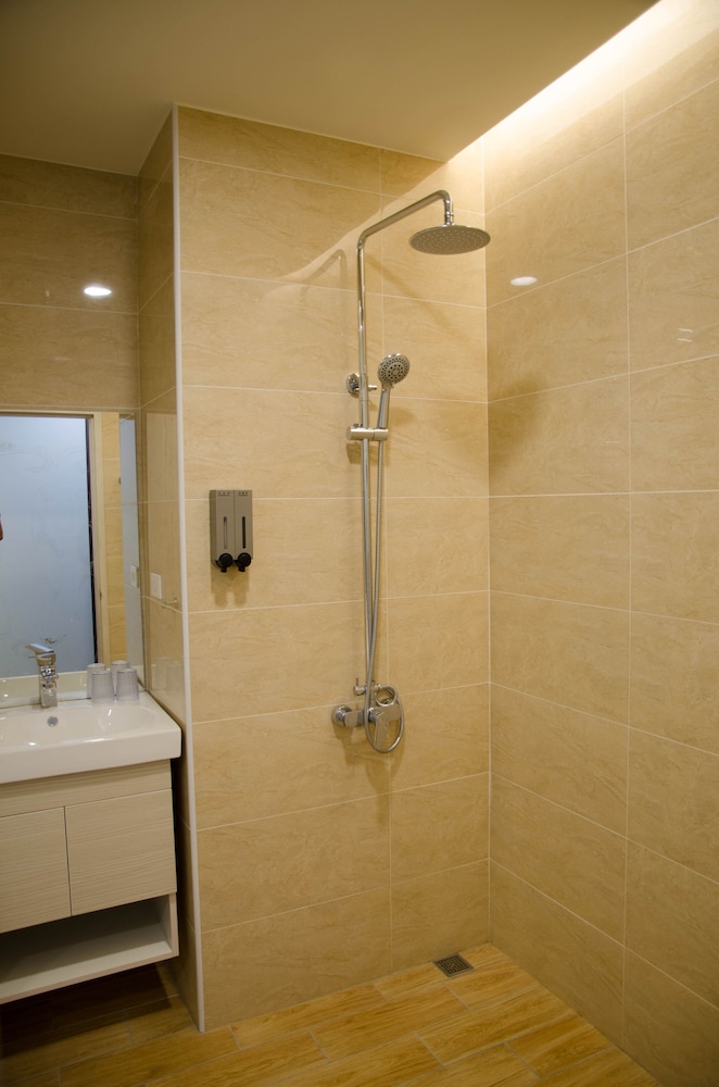 Standard Double Room (No window and no balcony) photo 2