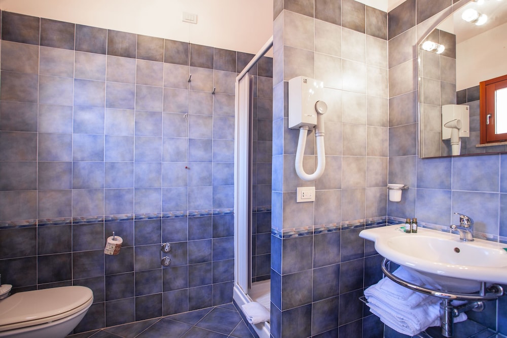 Standard Triple Room - Photo 7