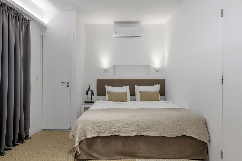 Momo Suites, Acropolis by Aura Homes B photo 3