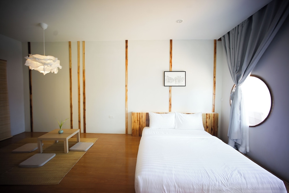 Queen Room with Pool View - Photo 5