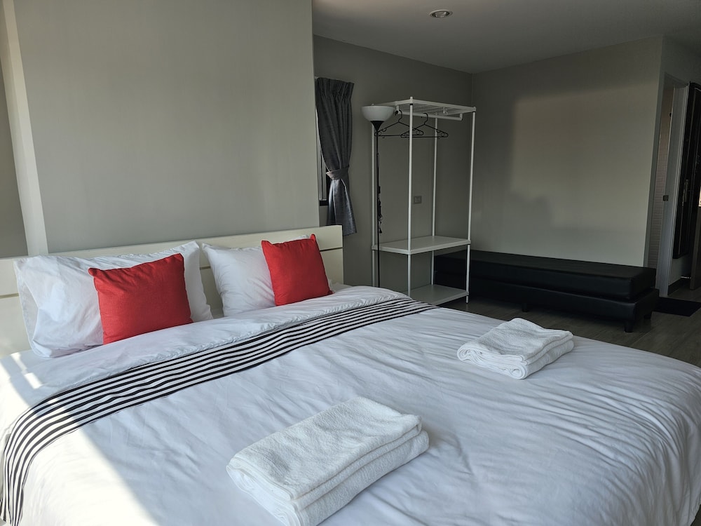 Deluxe Room, 1 King Bed with Sofa bed, Private Bathroom, City View photo 3
