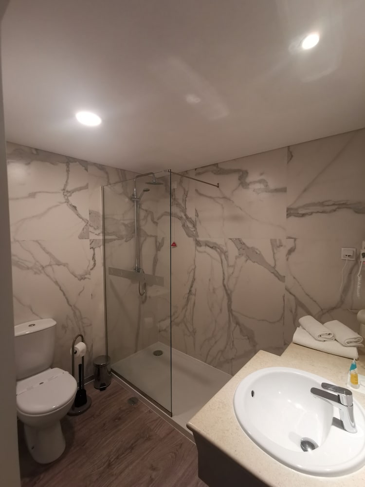 Standard Double or Twin Room - Photo 4