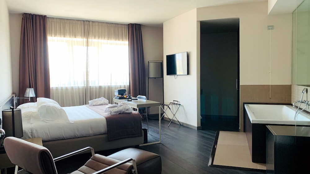 Deluxe Room - Photo 3