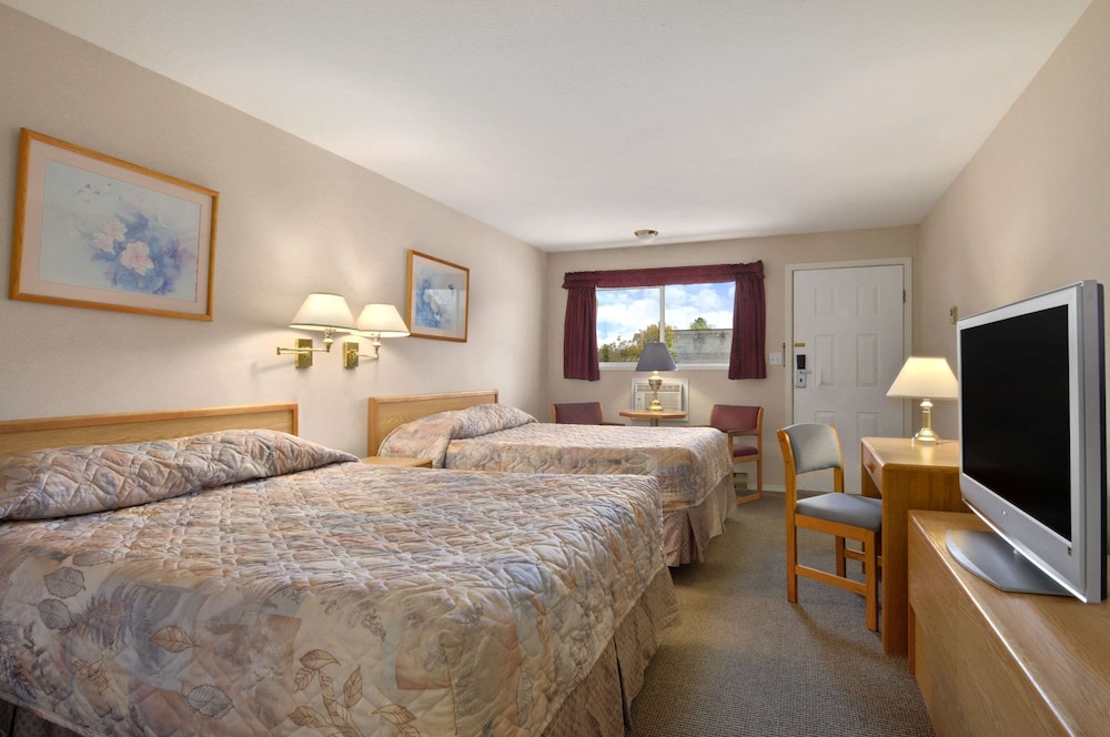 Standard Room, 2 Queen Beds - Photo 1