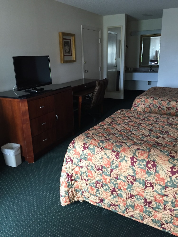 Basic Room, 2 Double Beds, Smoking photo 2
