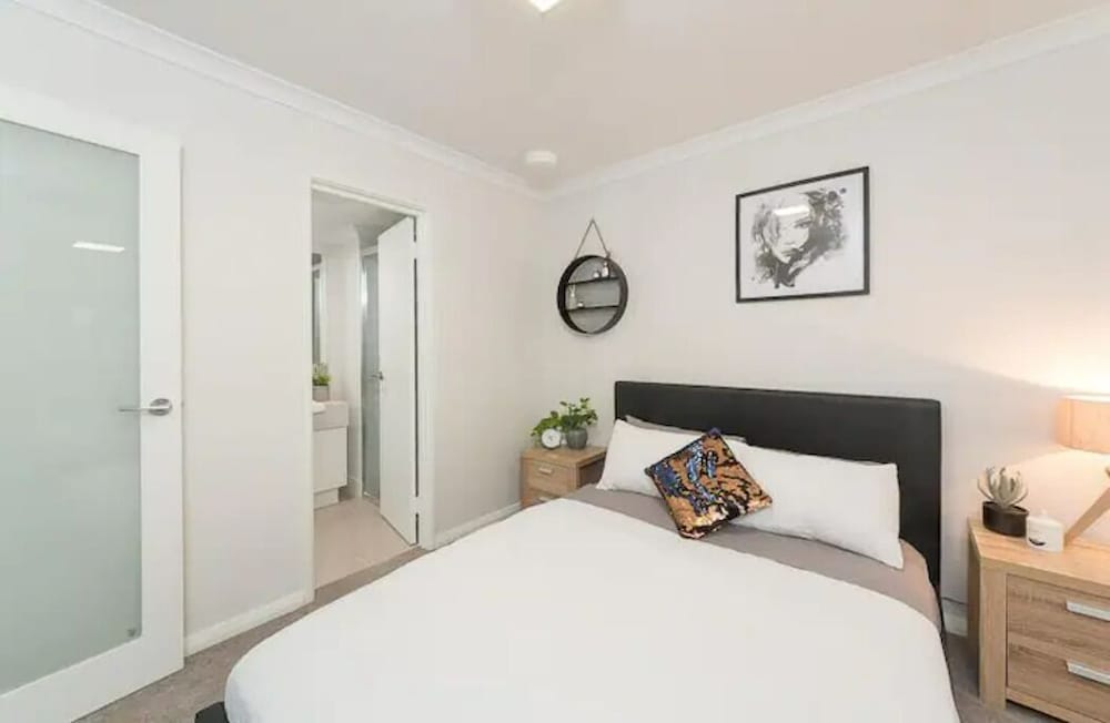 Scenic 1 Bed and 1 Bath Parkview Apartment photo 1