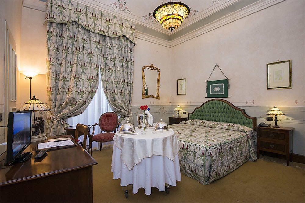 Suite - Photo 1