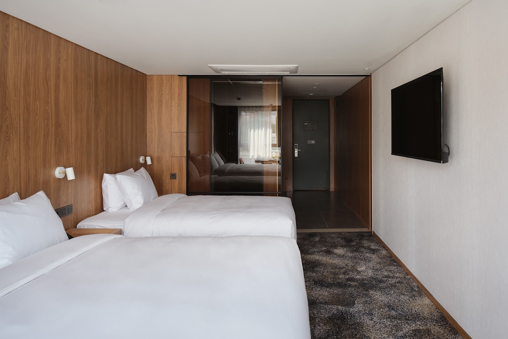 Standard Twin Room, City View - Photo 3