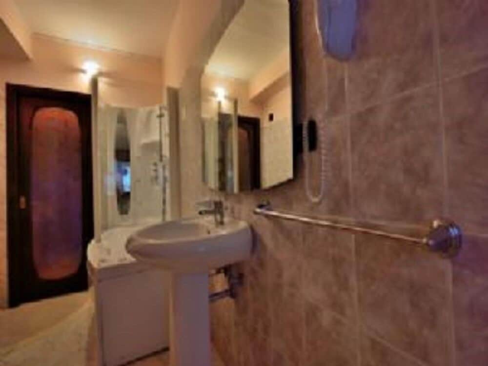 Double Room, 1 Queen Bed, Private Bathroom (Orange) photo 2
