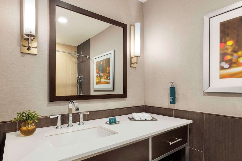 Deluxe Room, 2 Double Beds, Accessible (Roll-in Shower) - Photo 4