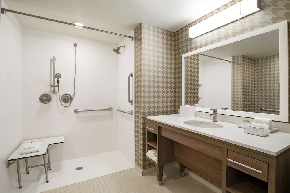 Suite, 1 King Bed, Accessible, Non Smoking (Roll-In Shower) photo 3