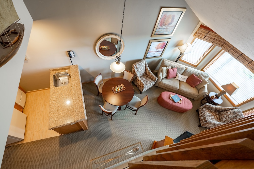 2 Bedroom 1 Bath Lofted Wood View, Queen/Twins photo 3