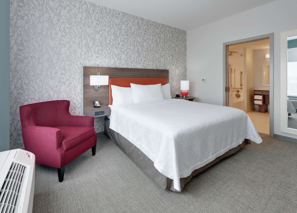 Suite, 1 King Bed, Accessible, Bathtub - Photo 3