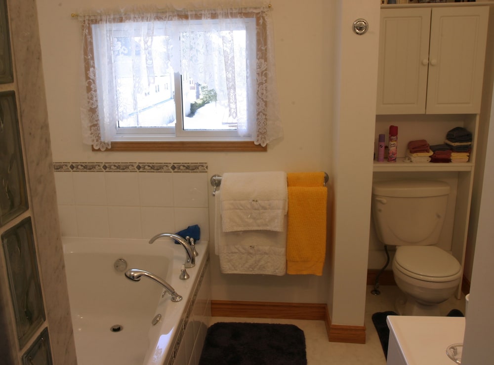 Queen Room, Shared Bath photo 3