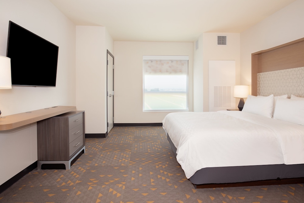 Standard Room, 1 King Bed, Accessible Bathtub (Communications) - Photo 5