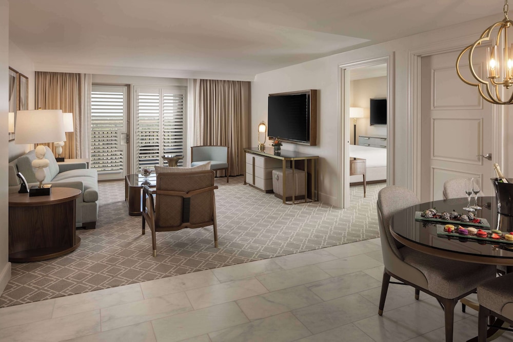 Luxury Suite, 1 King Bed, Accessible