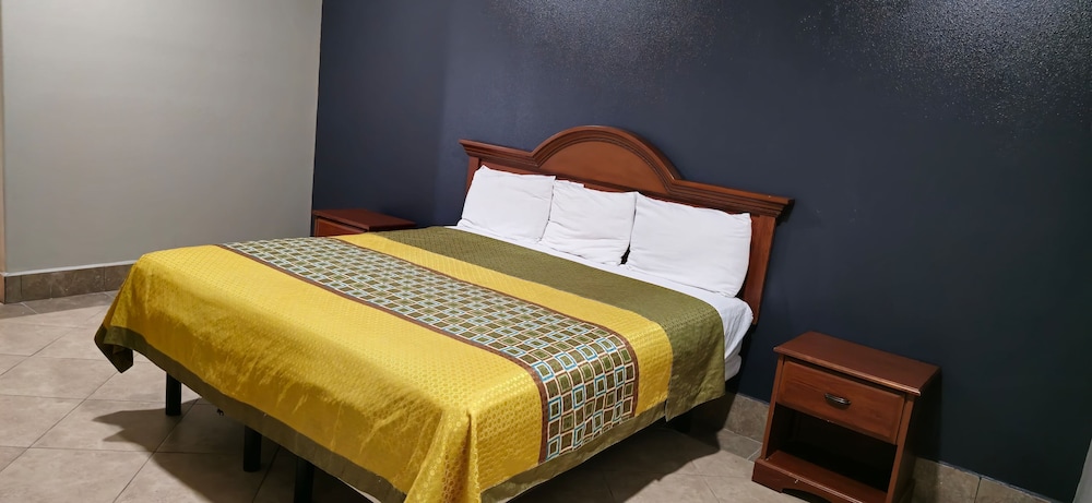 Deluxe Room, 1 King Bed, Non Smoking, Refrigerator & Microwave - Photo 17