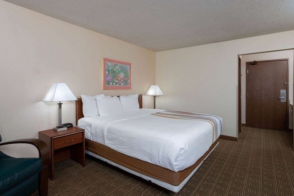 Standard Room, 1 Queen Bed, Non Smoking - Photo 4