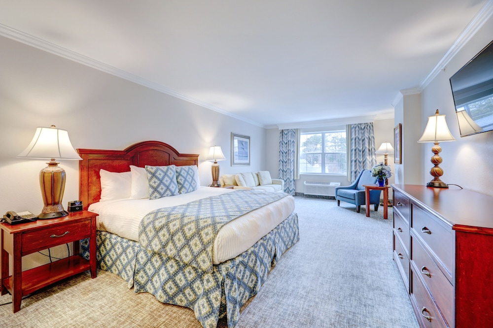 Suite Sized King Lake Avenue with Tub