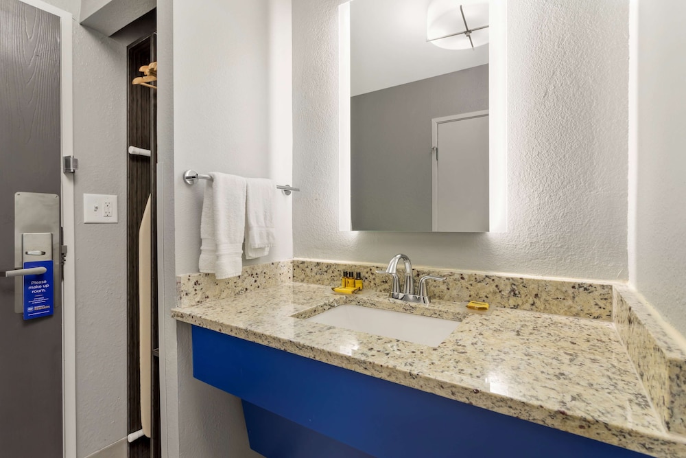 Suite, 1 King Bed, Non Smoking, Kitchen (with Sofabed, Full Kitchen) - Photo 5