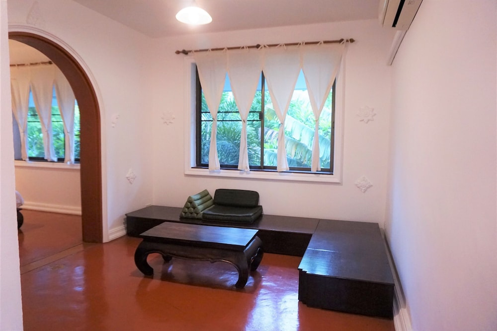 Deluxe Room with Bathtub photo 3