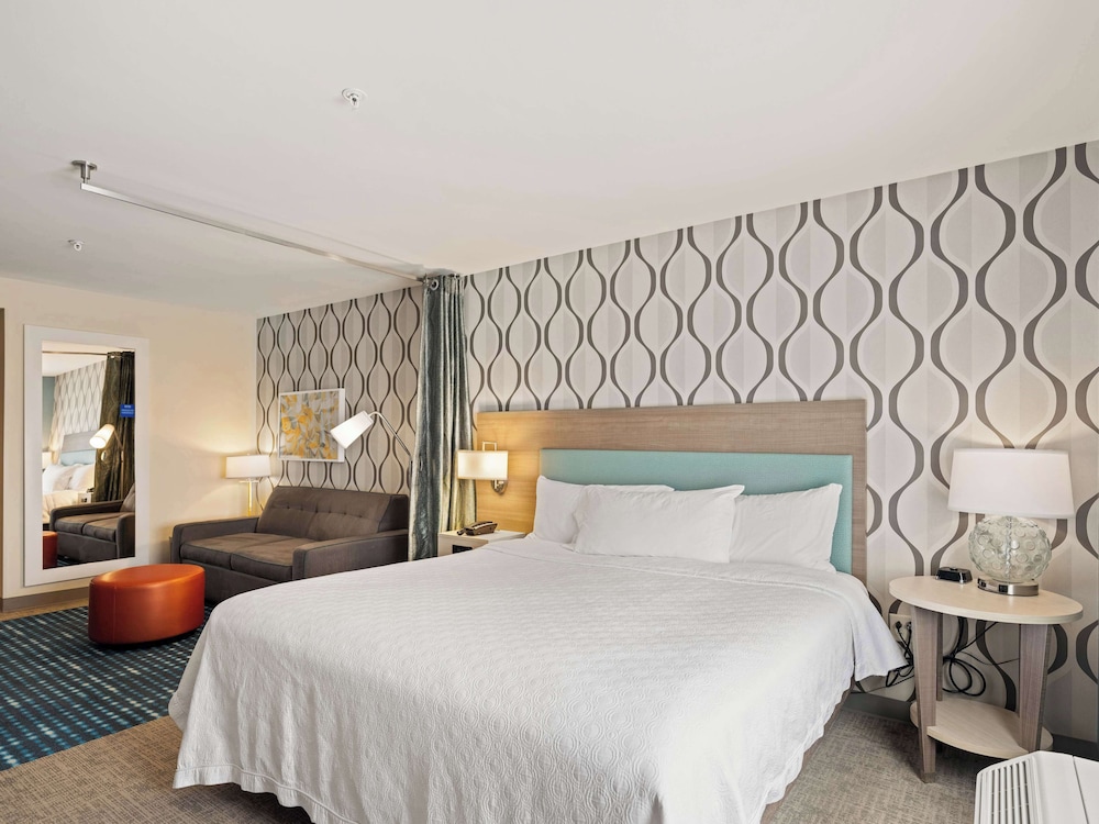 Suite, 1 King Bed, Accessible, Bathtub - Photo 4
