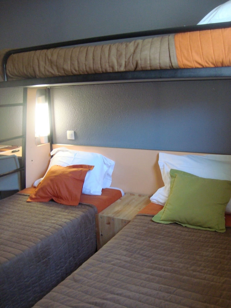Triple Room (one double bed and one single) photo 1