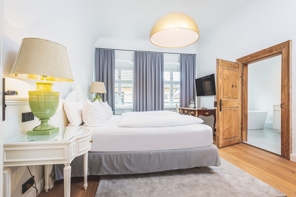 Comfor-Double Room, Non Smoking, Street View (Kleine Fürstin Antoinette)
