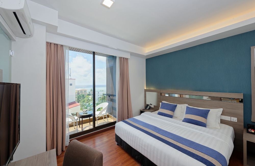 Deluxe Double Room with Balcony and Island View