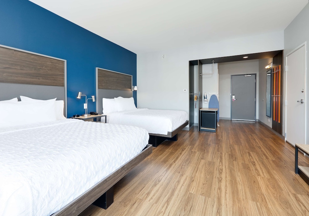 Room, 2 Queen Beds, Accessible, Bathtub - Photo 2
