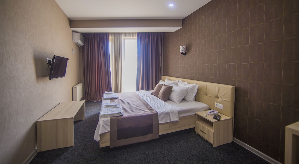 Standard Room, 1 King Bed, Balcony photo 1