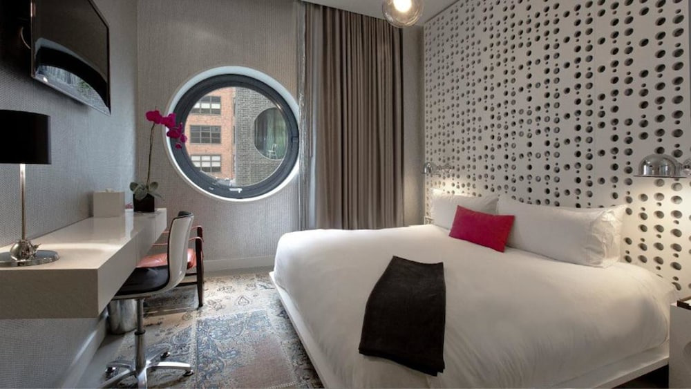 Room, 1 King Bed, Accessible, Pool View (Roll-In Shower, Silver)