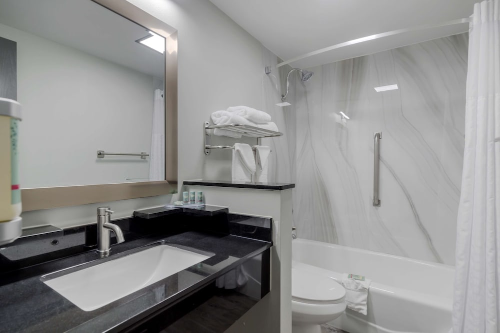 Standard Room, 2 Queen Beds, Non Smoking, Refrigerator & Microwave (Larger Room) - Photo 4