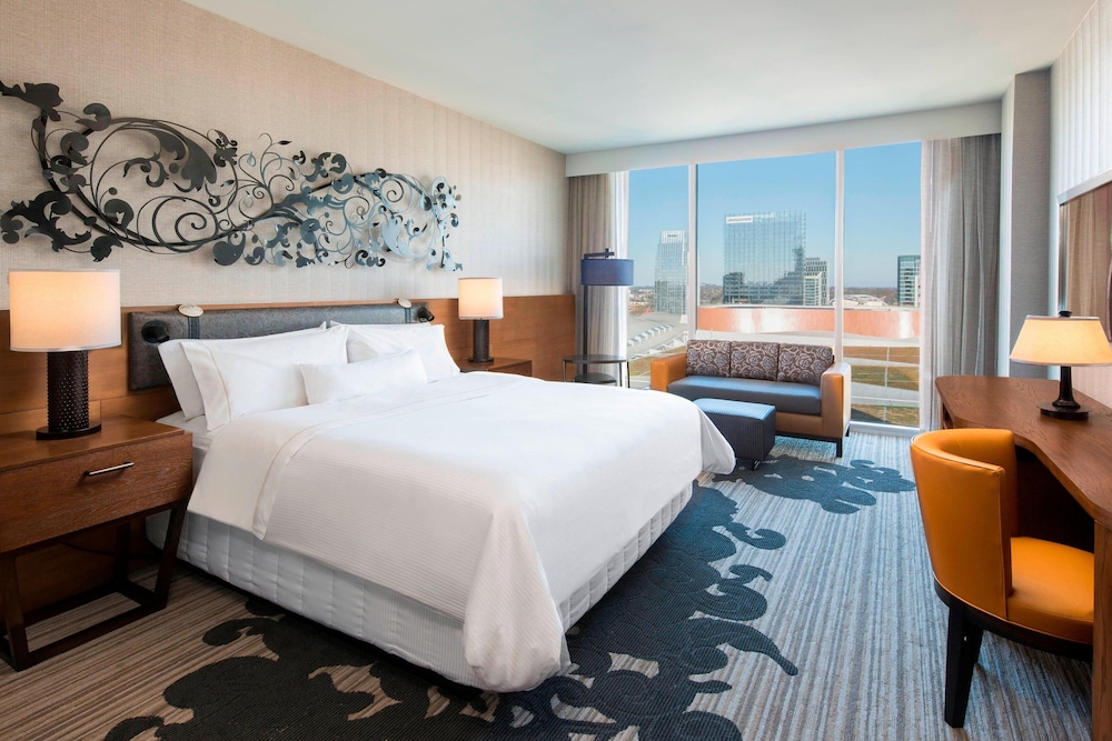 Deluxe Room, 1 King Bed (Mobility/Hearing Accessible, Tub)