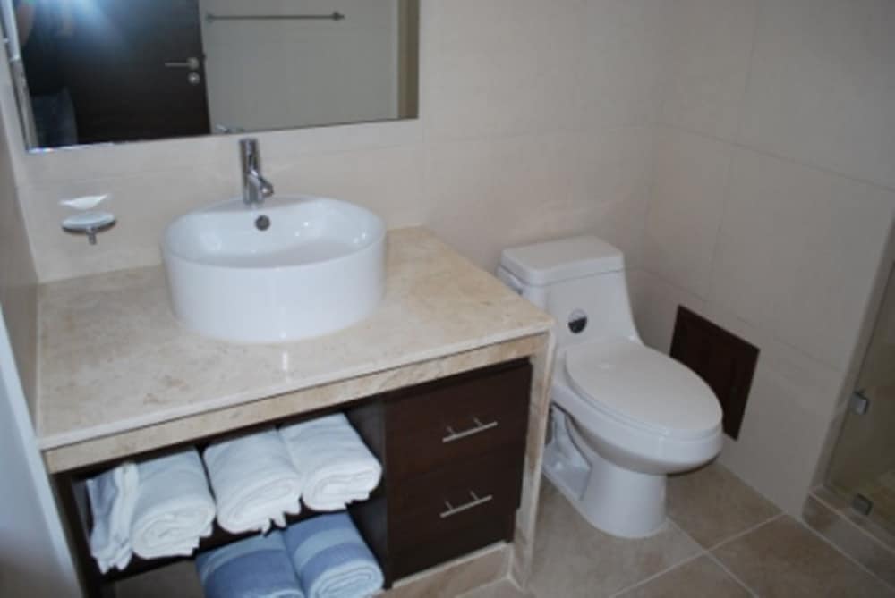 Romantic Condo, 2 Bedrooms, Kitchen, Beachside photo 3