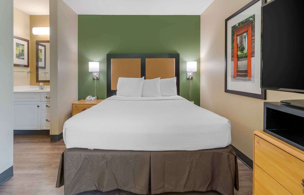 Deluxe Studio, 1 Queen Bed with Sofa bed, Non Smoking