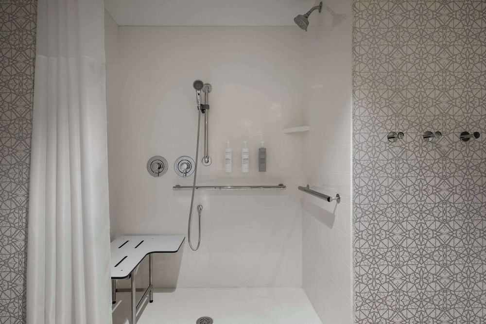 Room, 2 Queen Beds, Accessible (Mobility & Hearing, Roll-In Shower) - Photo 4