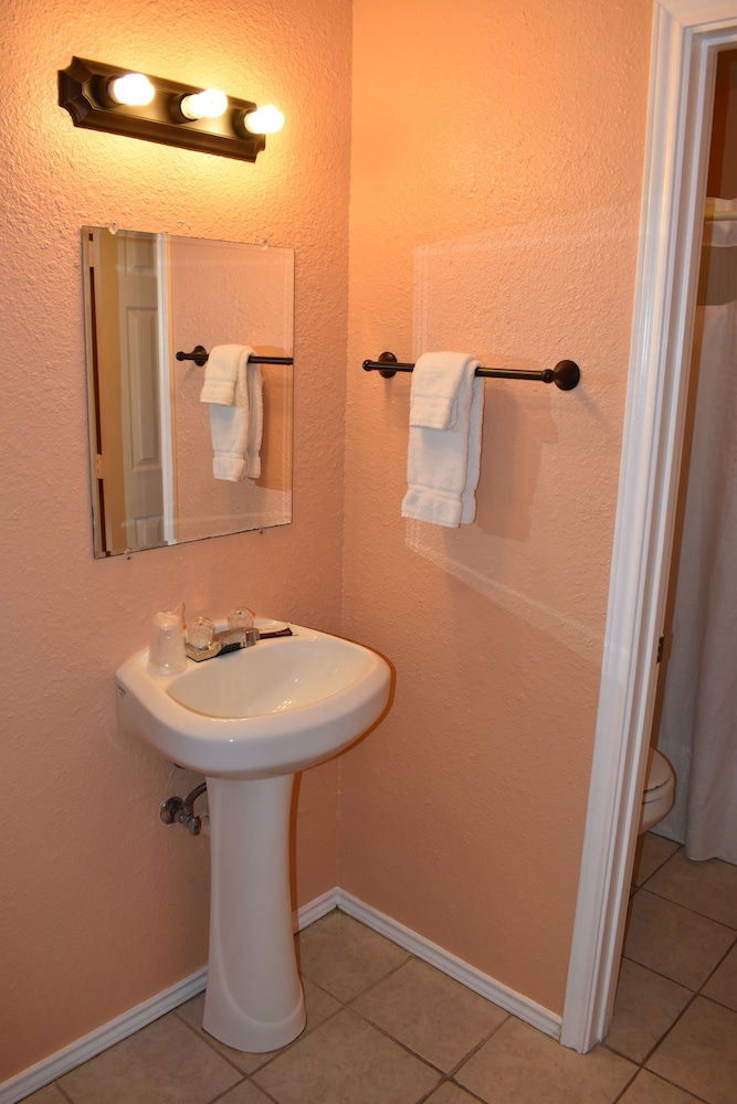 Standard Single Room, 1 Queen Bed, Non Smoking photo 2