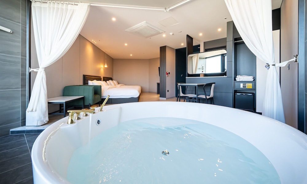 Suite - Photo 5