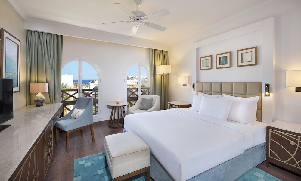 Luxury Studio, 1 Queen Bed, Smoking, Garden View