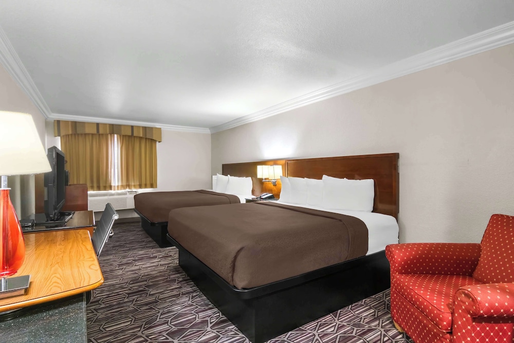 Standard Room, Multiple Beds, Non Smoking, Refrigerator & Microwave photo 1