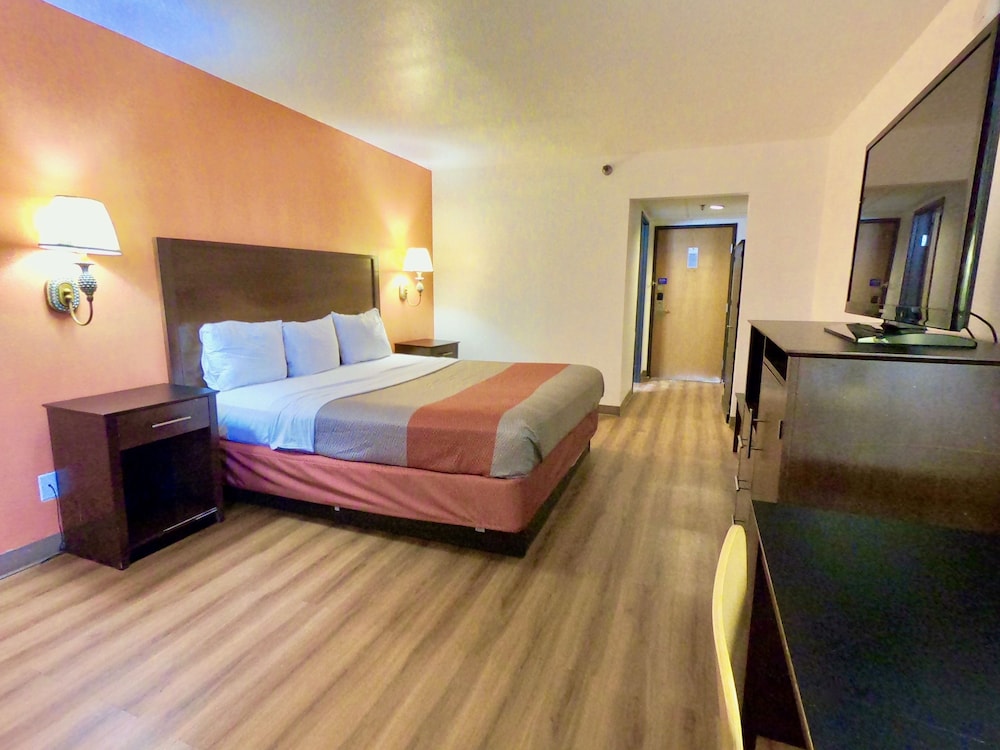 Deluxe Suite, 1 King Bed, Accessible, Non Smoking - Photo 1