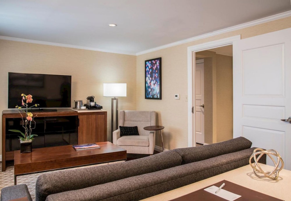 Signature Suite, 1 King Bed with Sofa bed