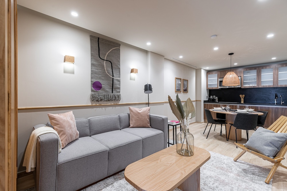 Executive Apartment with Balcony - Photo 5